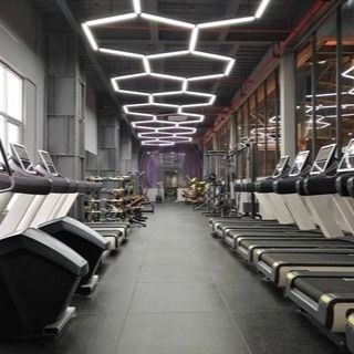 Guter Preis TURNHALLE Eignungs-Raum-Gummisteinplatte-rotes schwarzes Farbe-Soem-ODM online