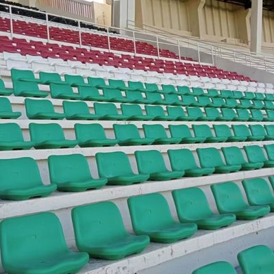 Guter Preis HDPE-Material Kunststoff-Stadionstuhl mit 5 Jahren Garantie und kundenspezifischer Farbe für Spielplatz-Arena online