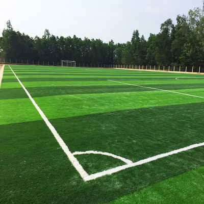 Guter Preis Synthetischer künstlicher Fußballplatz-gefälschtes Gras PET pp. Material für Fußballplatz online