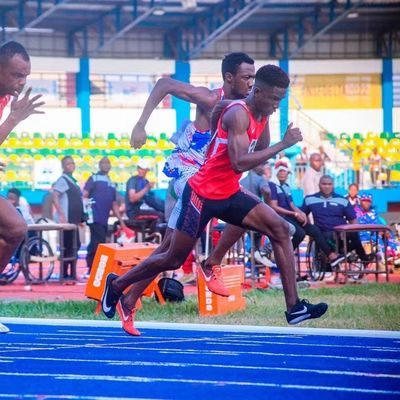 Guter Preis Vorgefertigte Laufstrecke mit einer Dicke von 9-15 mm, lange Lebensdauer und anpassbare Farben online