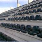 Eimer-Art Plastikstadion, das für Fußball-Haupttribünen setzt