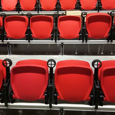 Spitze herauf örtlich festgelegte Stadions-Sport-Sitze mit Arme PET-HDPE Material