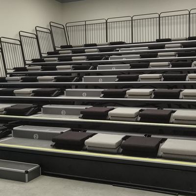 Guter Preis Materieller einziehbarer Bleacher pp., der hintere Falte für Studio-Konferenzzimmer setzt online