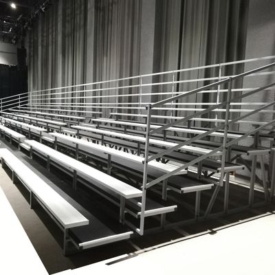 Guter Preis Turnhallen-Metallzuschauertribünen bauen im Freien, tragbare Turnhallen-Zuschauertribünen mit Zaun auseinander online