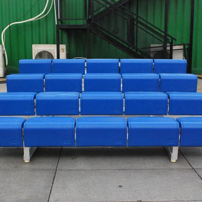 Guter Preis 4 Reihen Aluminiumbleacher im Freien, der mit Plastiksitzen setzt online