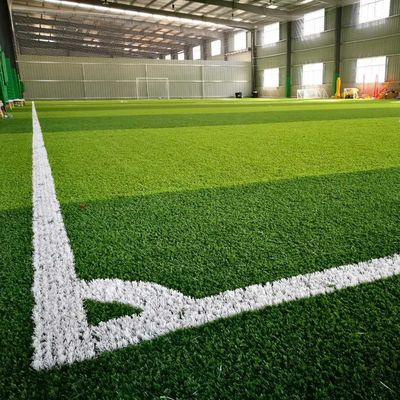Guter Preis 25m x 4m Größe Grün / kundenspezifisches synthetisches künstliches Gras Optimale Leistung online