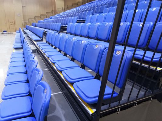 Silberne, ausziehbare Tribünen mit Platz für 200 bis 500 Personen