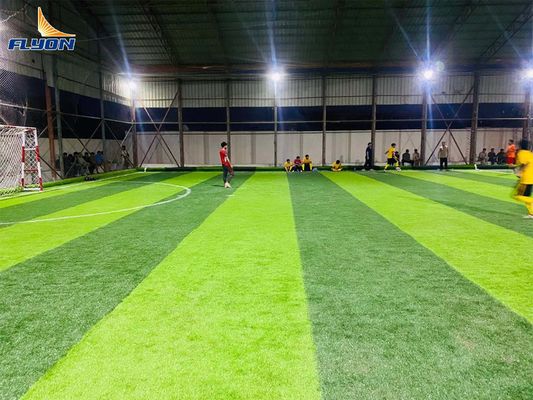 Guter Preis 25m × 4m pro Rollenfußball-künstliches Gras, dunkelgrüner Fußballplatz-synthetisches Gras online